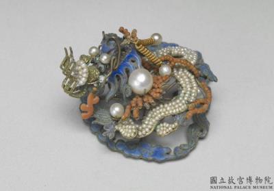 图片[2]-Enameled head ornament in the form of a coiled dragon, Qing dynasty, 19th century-China Archive